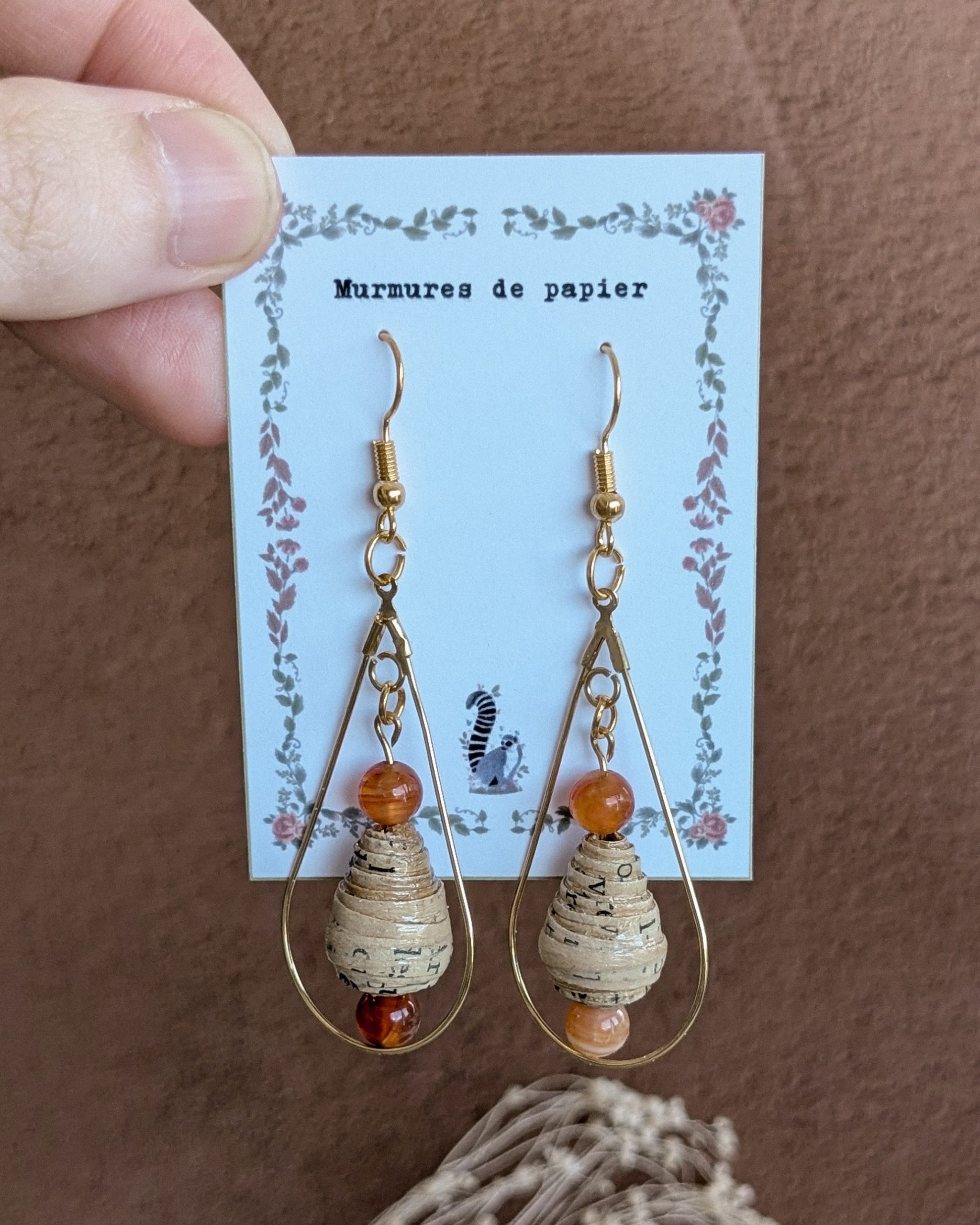murmures-de-papier-cho-d-encre-boucles-d-oreilles-or-perles-papier image 1