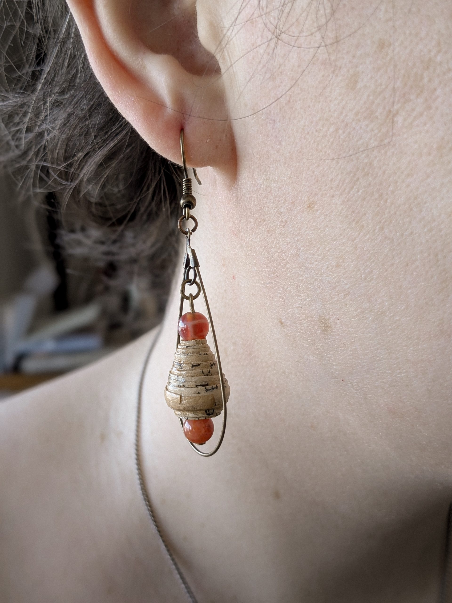 murmures-de-papier-bijoux-cho-d-encre-boucles-bronze-perles-papier image 2