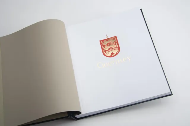 davo-luxe-guernesey-page-de-titre-album-timbres-l-unit image 1