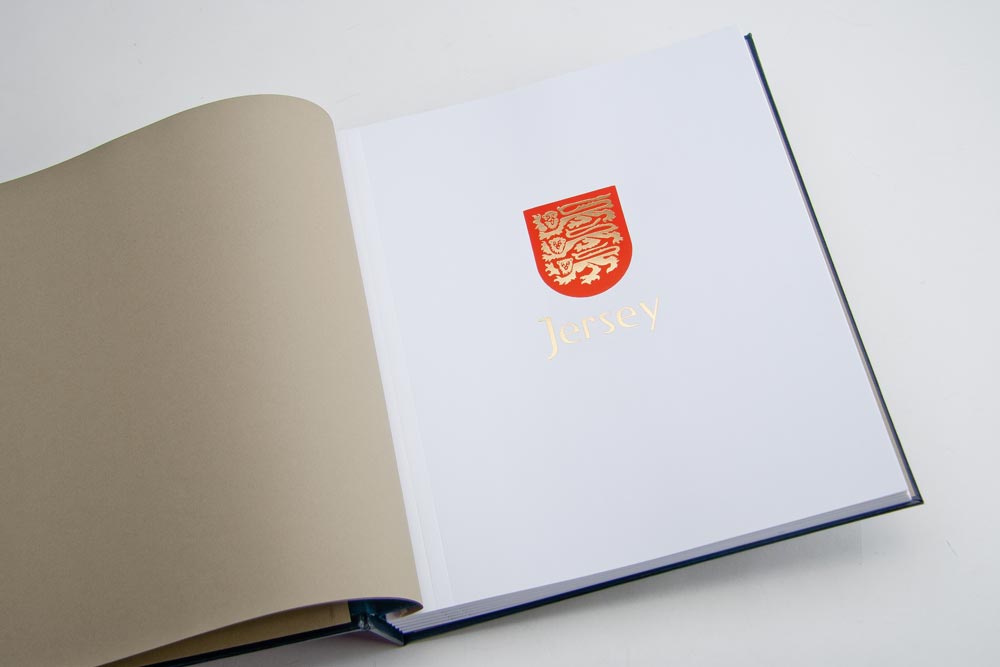 davo-luxe-page-de-titre-jersey-album-timbres-blason-couleur image 1