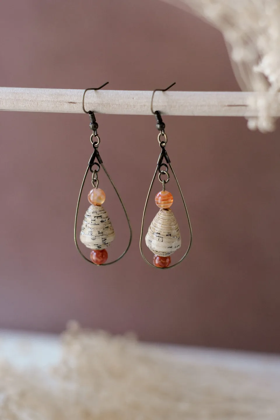 murmures-de-papier-bijoux-cho-d-encre-boucles-bronze-perles-papier image 1