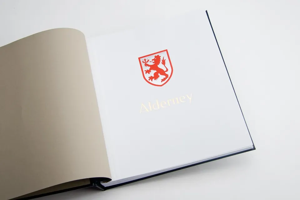 davo-luxe-alderney-page-de-titre-album-timbres image 1