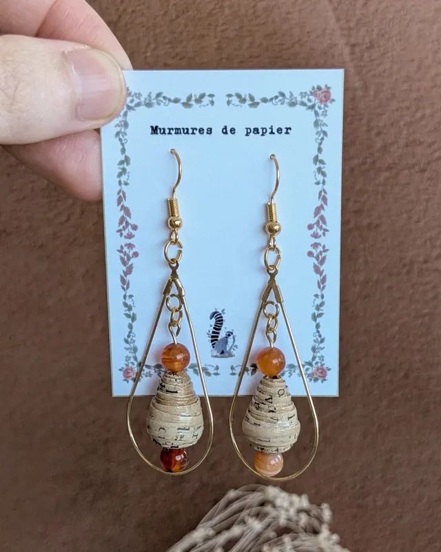 murmures-de-papier-cho-d-encre-boucles-d-oreilles-or-perles-papier image 1